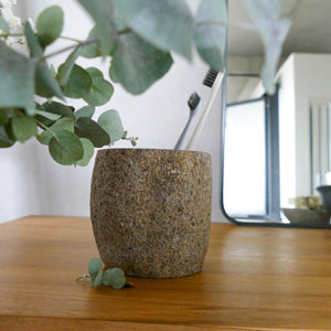 Seifenspender aus Stein unter Eukalyptus