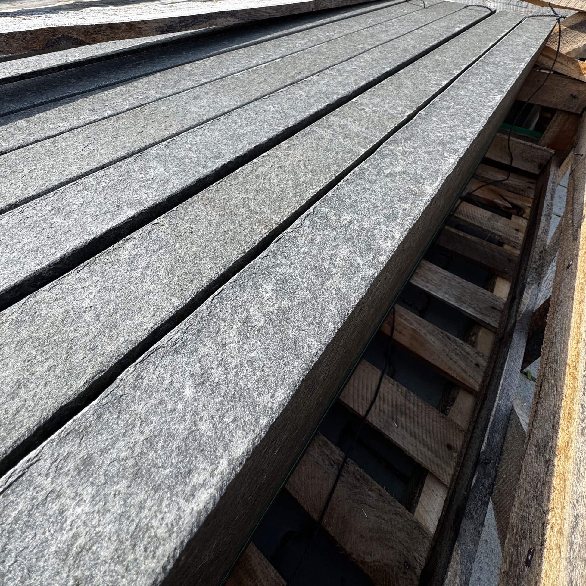 Basalt Winkelplatten palettiert