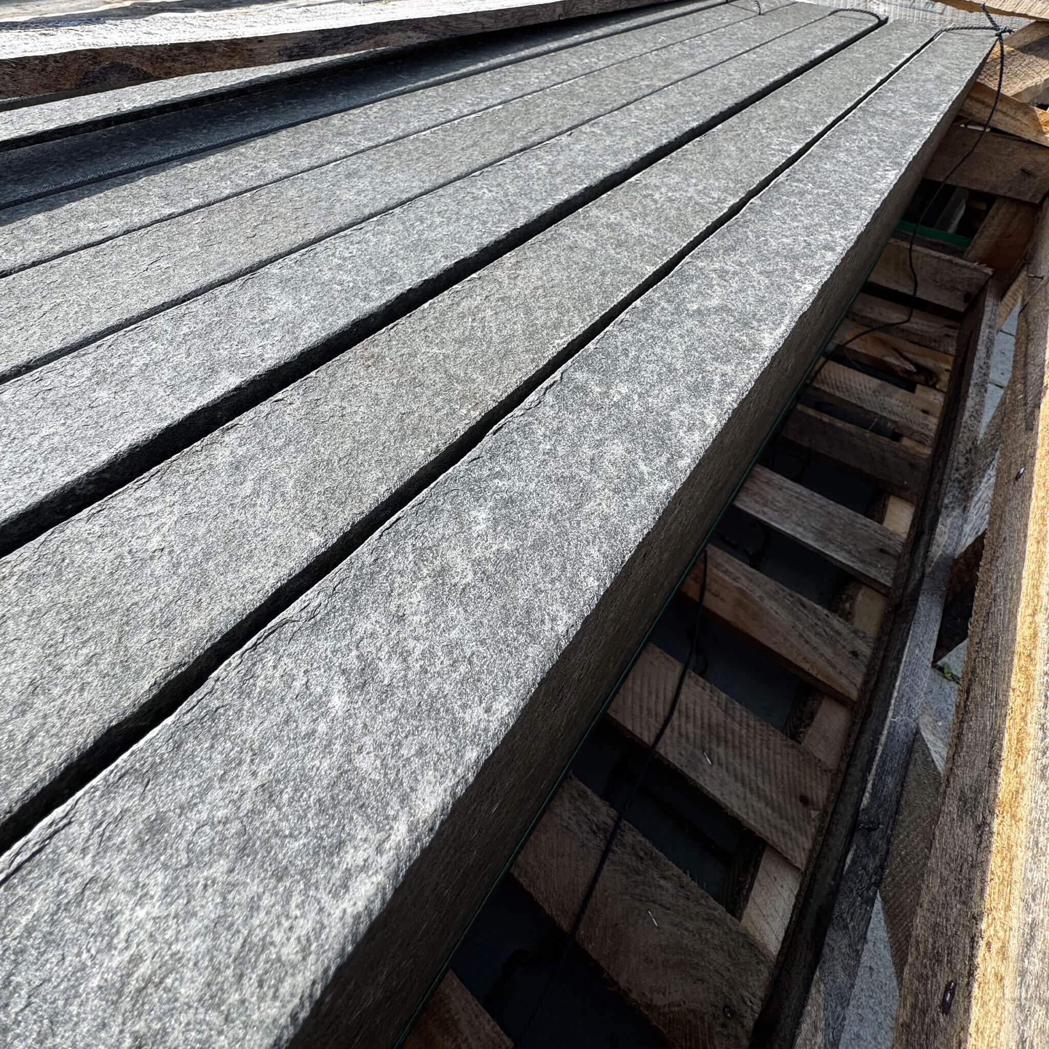 Basalt Winkelplatten palettiert
