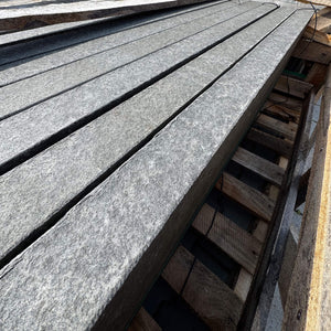 Basalt Winkelplatten palettiert