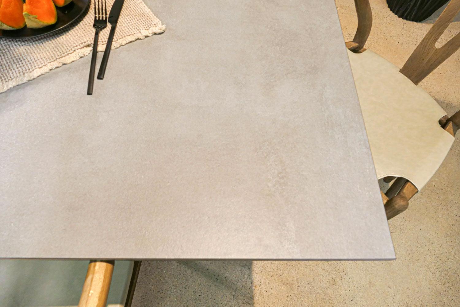 Table plateau céramique aspect béton
