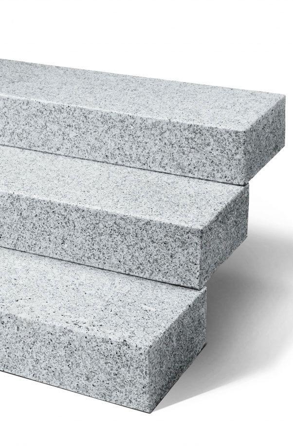 Granit Blockstufen hellgrau gestrahlt Produktansicht Detail