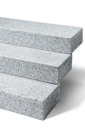 Granit Blockstufen hellgrau gestrahlt Produktansicht Detail