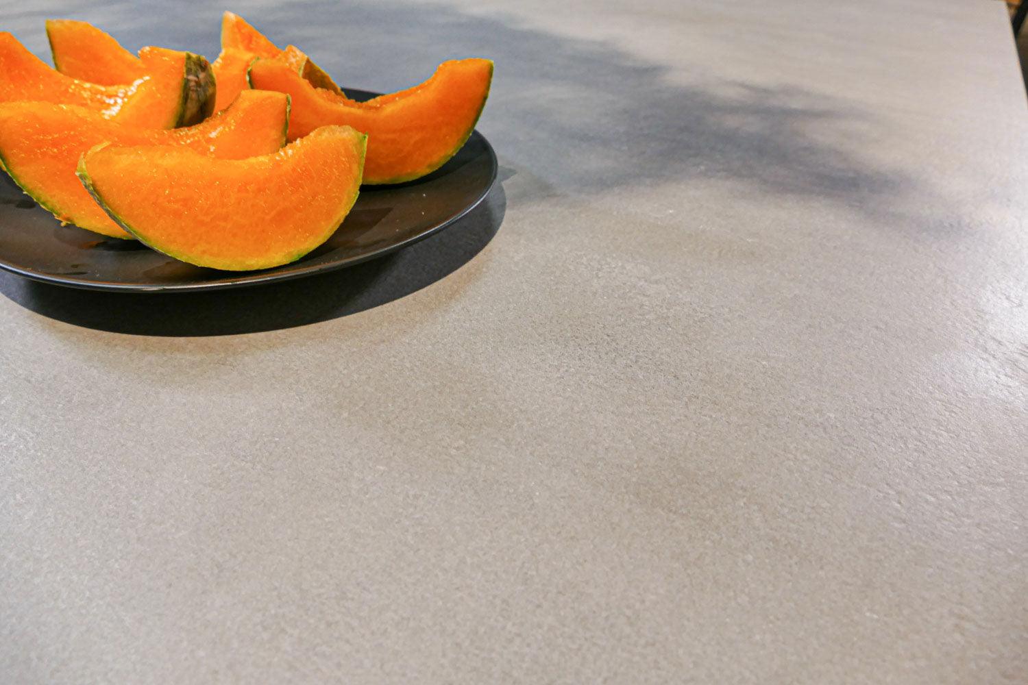 Table plateau céramique aspect béton