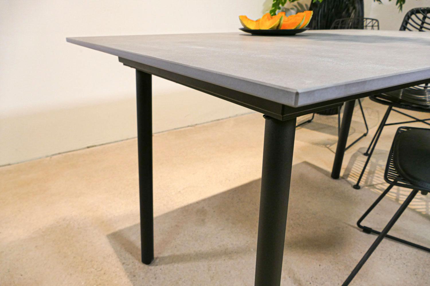 Table plateau céramique aspect béton