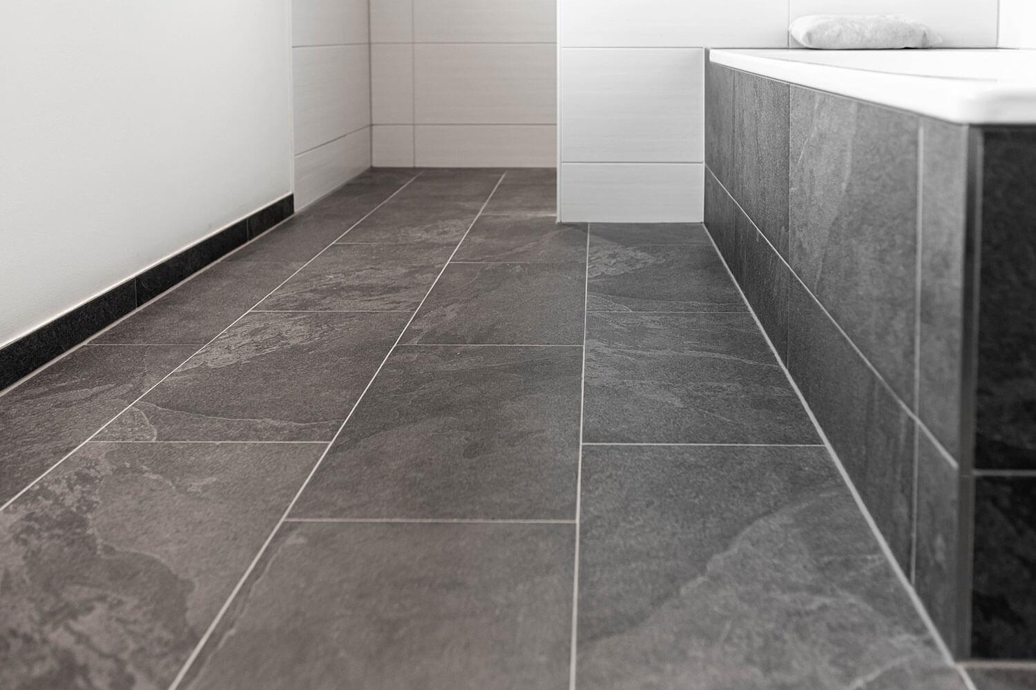 Badezimmer Schieferoptikfliese schwarz 30x60 cm