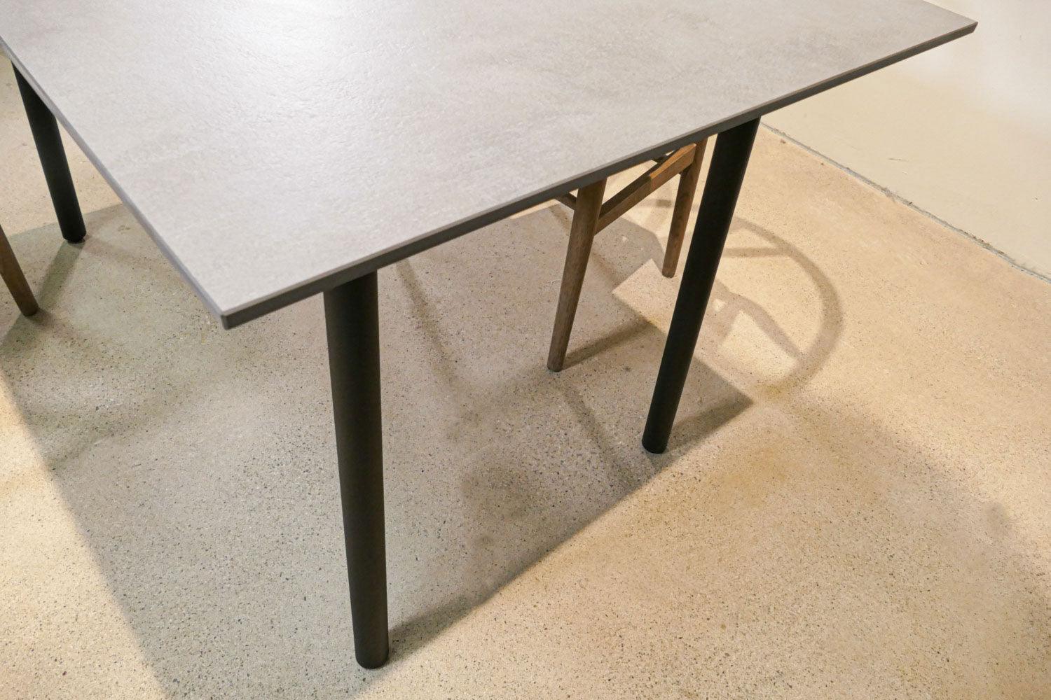 Table plateau céramique aspect béton