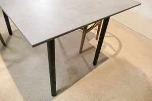 Table plateau céramique aspect béton