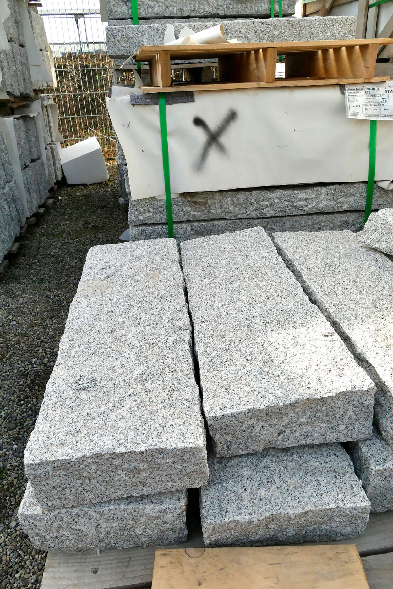 Granitstelen hellgrau gespitzt