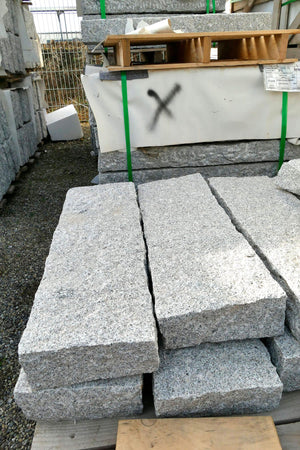 Granitstelen hellgrau gespitzt
