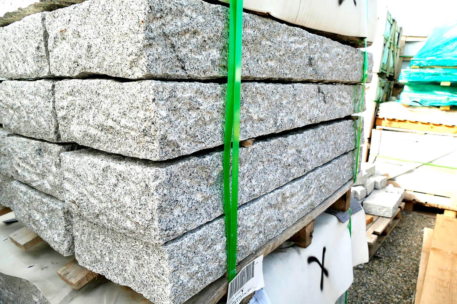 Granitstelen hellgrau gespitzt