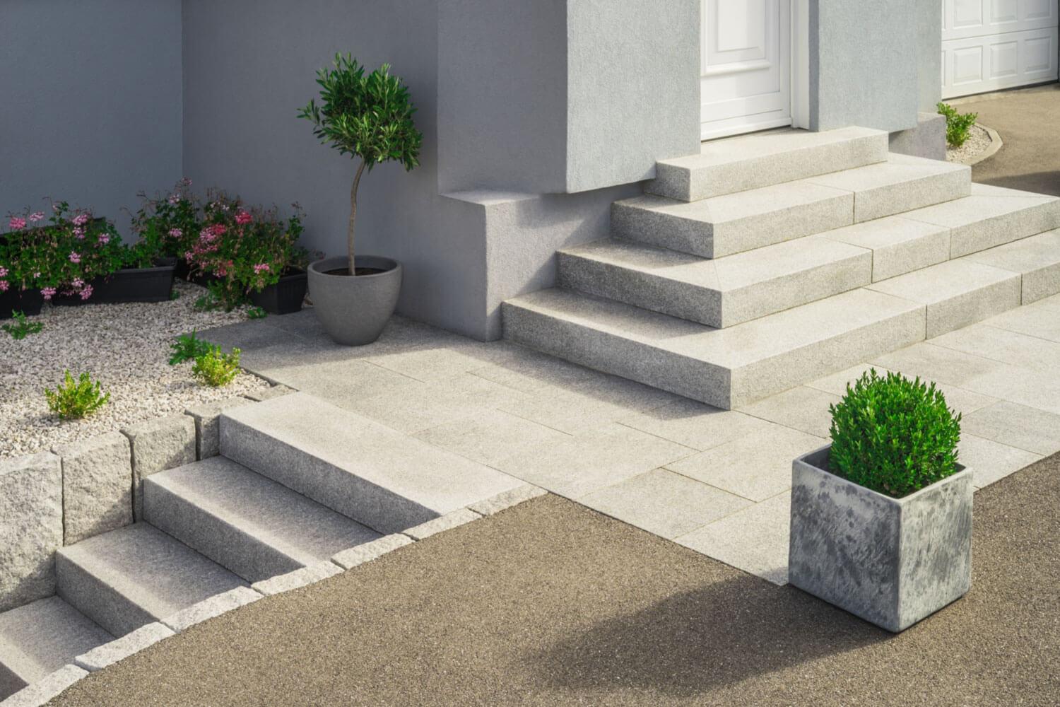 Steintreppe aus Granit hellgrau Blockstufen Garten Ambiente