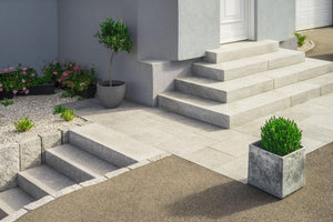 Steintreppe aus Granit hellgrau Blockstufen Garten Ambiente