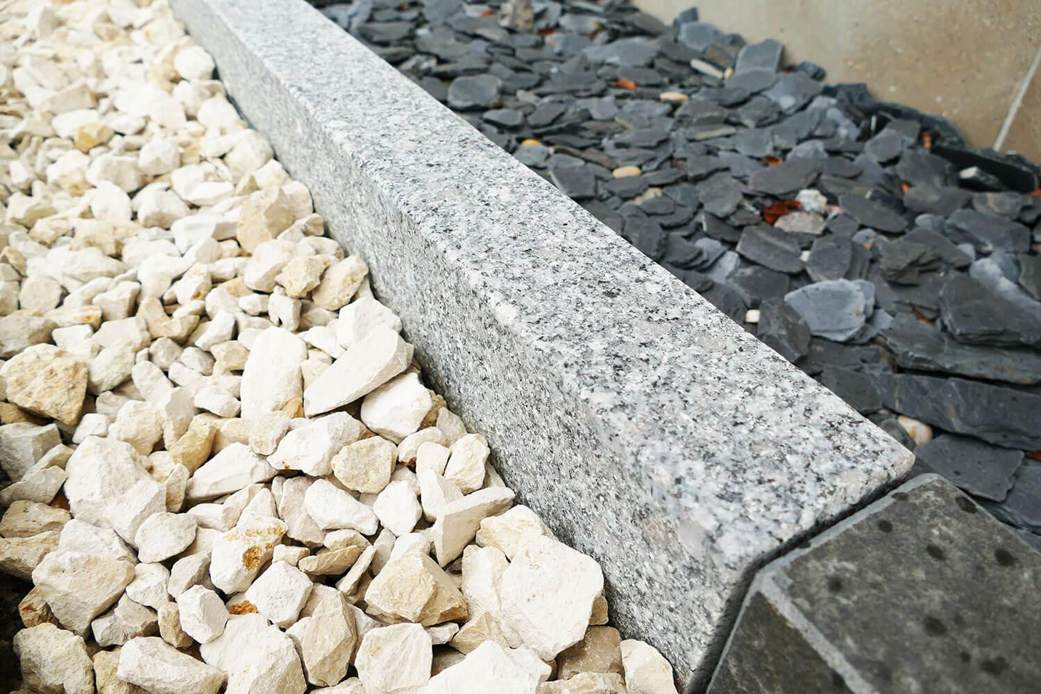 Dezente Gestaltung mit Granit Kantensteinen