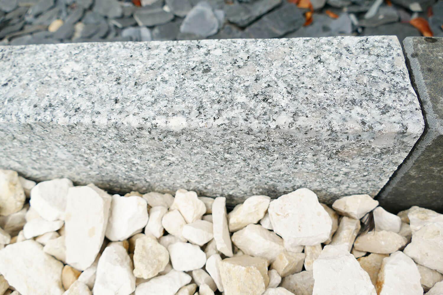 Rasenkantenstein Granit geflammt