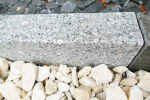 Rasenkantenstein Granit geflammt