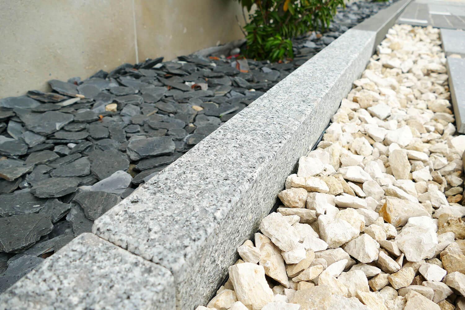 Beetumrandung mit geflammten Granitkanten