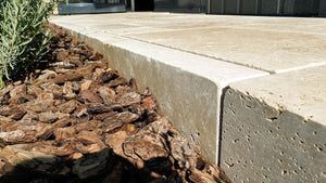 Detail Travertin Rasenkante