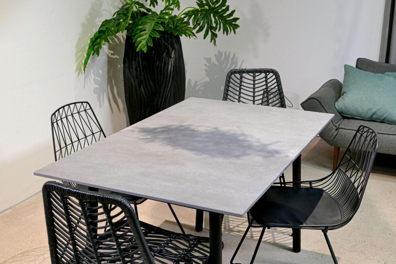 Table plateau céramique aspect béton
