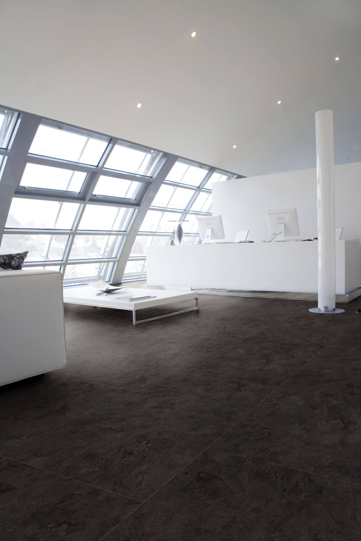 Klicksystem Vinylfliesen in schwarzer Natursteinoptik