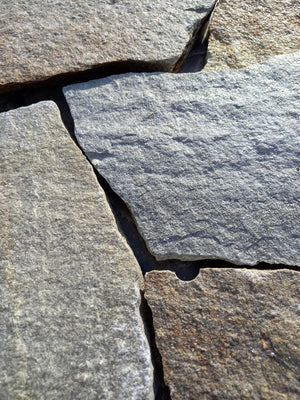 Nahaufnahme Luserna Gneis Terrassenplatten