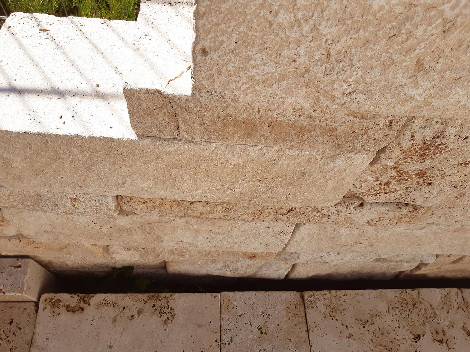Briques de construction en travertin trois hauteurs de couche