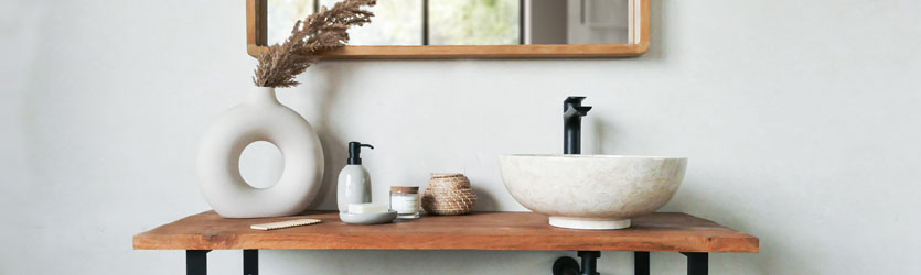 Marmorwaschbecken in beige auf Waschtischplatte aus Teakholz, Spiegel im Hintergrund, Steinwaschbecken und Badmöbel Kategorie