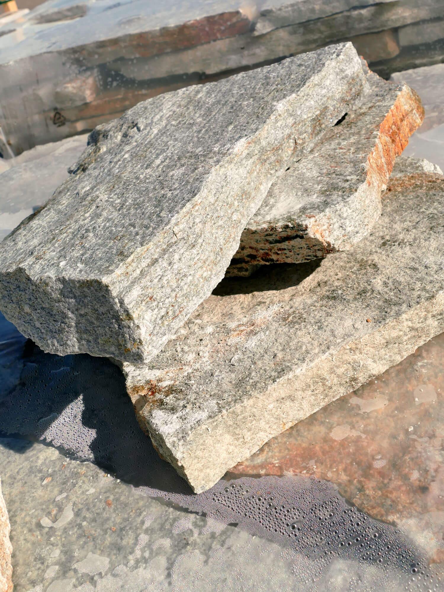 Seitenansicht von Polygonalplatten Luserna Gneis
