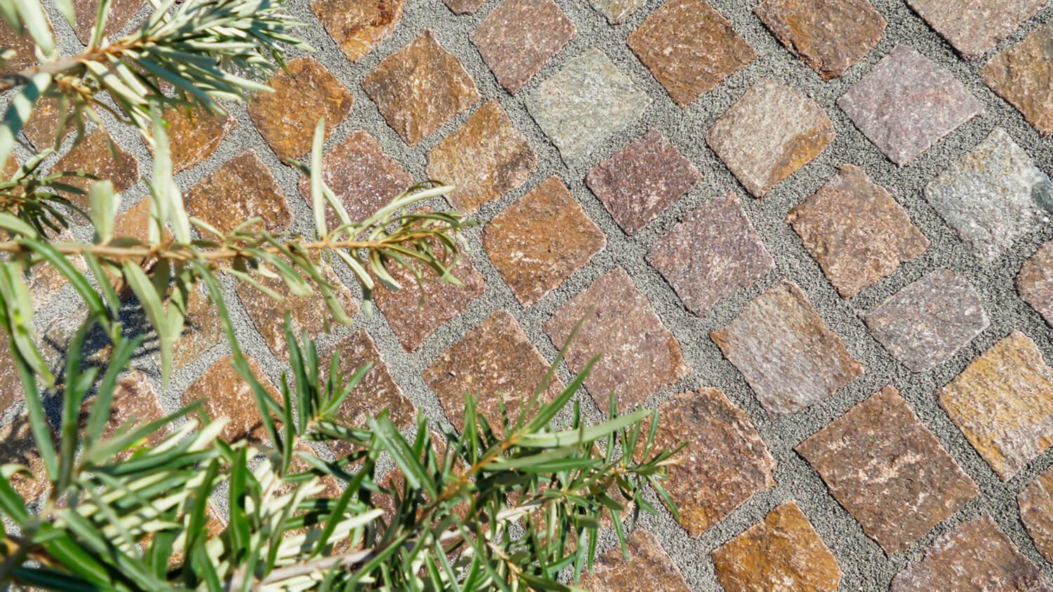 Fläche aus Porphyr Pflastersteinen