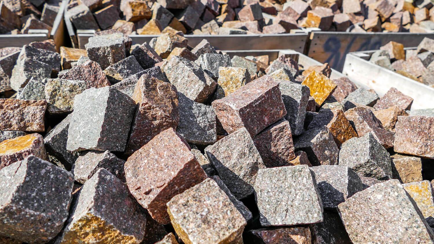 Lageransicht Porphyrpflaster auf Paletten