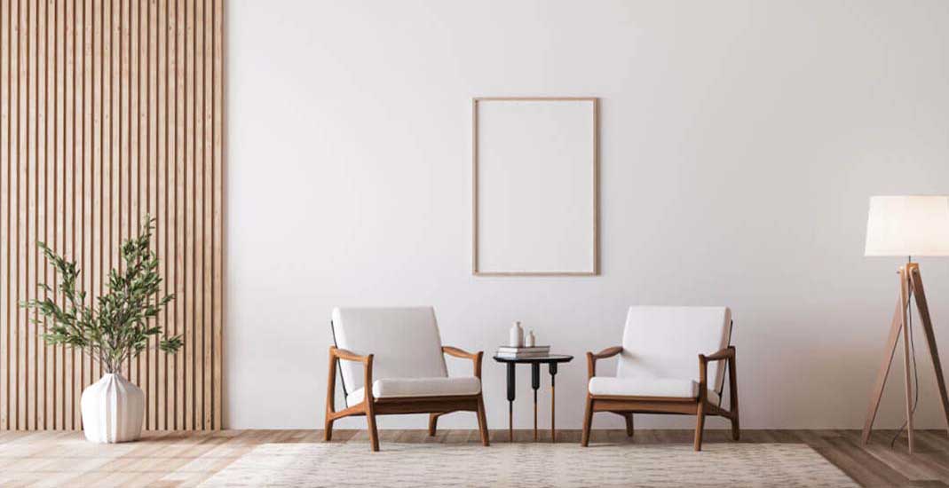 Minimalistische Einrichtung mit Holzoptik, zwei Stühle in einem Raum mit Parkettboden, skandinavischer Einrichtungsstil