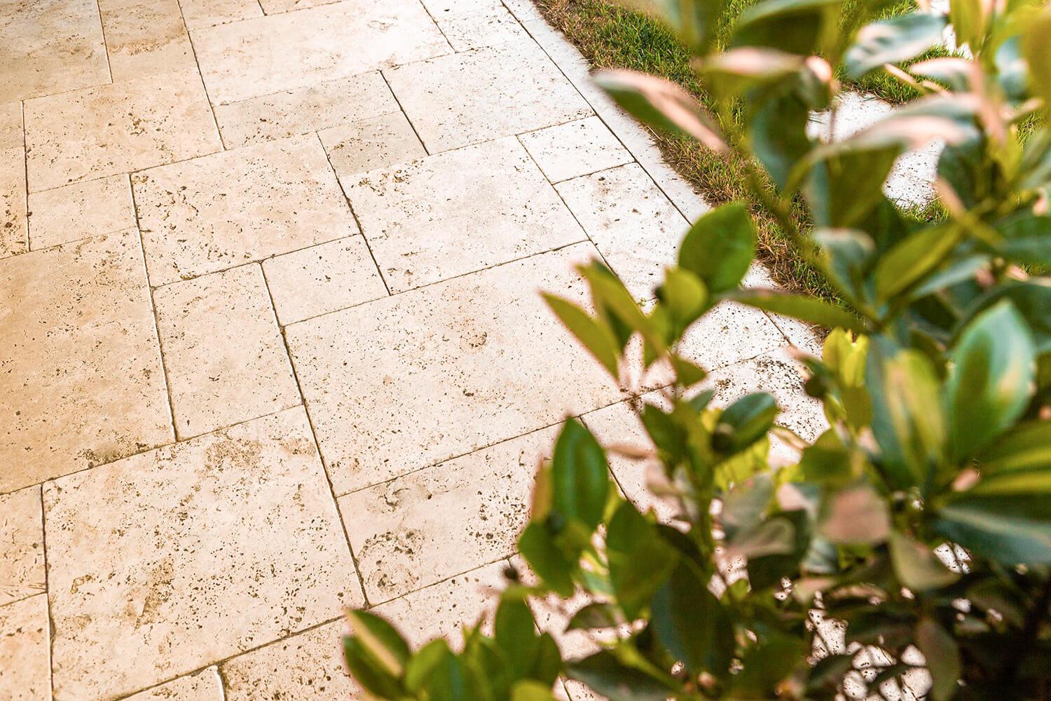 Travertin Terrassenplatten und Travertin Rasenkanten