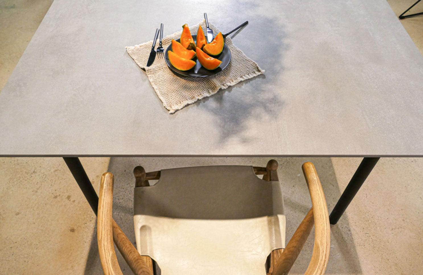 Table plateau céramique aspect béton
