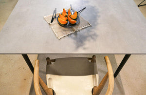 Table plateau céramique aspect béton