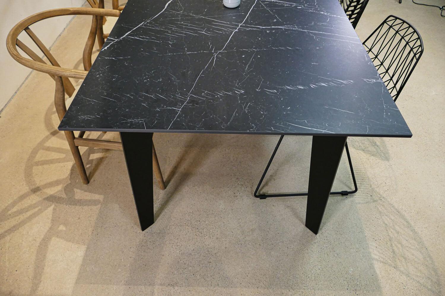 Esstisch Marmoroptik schwarz Flachstahl