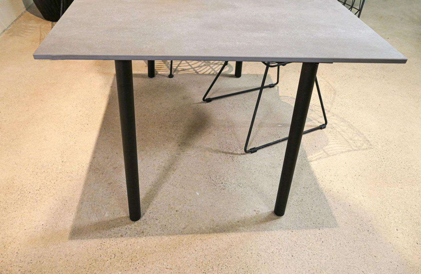 Table plateau céramique aspect béton