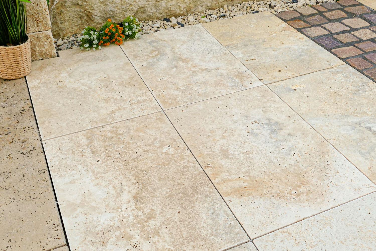 Mediterrane Terrassenplatten aus Travertin Medium