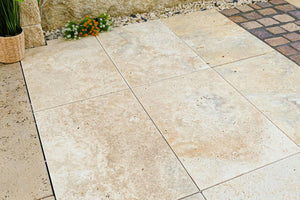 Mediterrane Terrassenplatten aus Travertin Medium