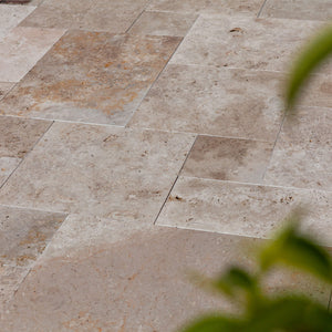Travertin Terrassenplatten Medium Nahaufnahme bei Sonnenschein