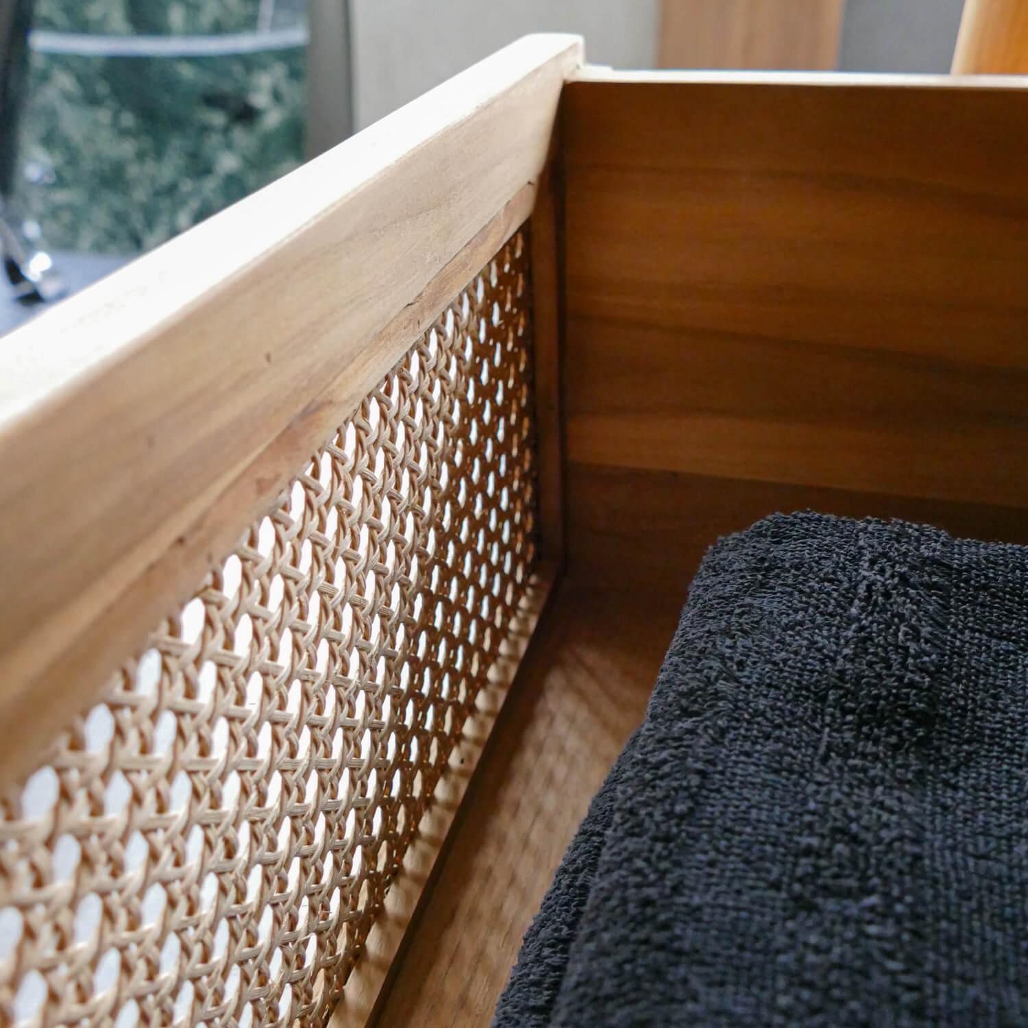 Detailansicht der Rattanschublade von Mabel