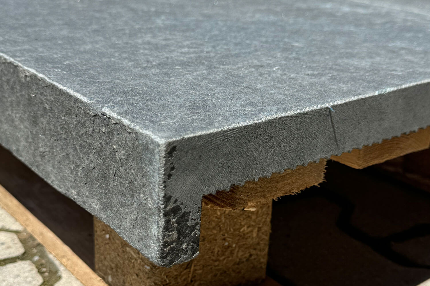 Winkelplatte Basalt Kante Detail