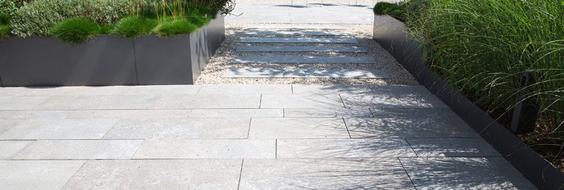 media/image/granit-terrassenplatten-grau-terrassengestaltung-graeser-sitzecke.jpg