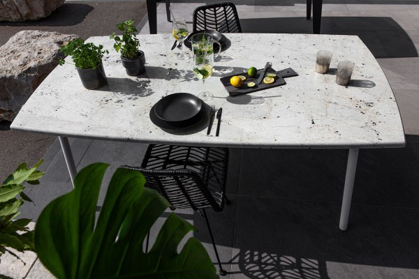Gartentisch mit weißer Steinplatte aus Bianco Romano