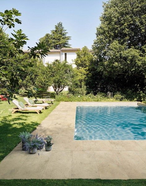 Mediterraner Garten und Pool mit Poolrandplatten in Kalksteinoptik