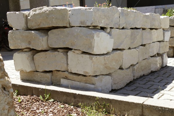 Mauersteine Dietfurter Kalkstein Mauerwerk Köpfe gesägt, teilweise gespalten