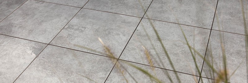 media/image/terrassenplatten-keramik-feinsteinzeug-grau-betonoptik.jpg