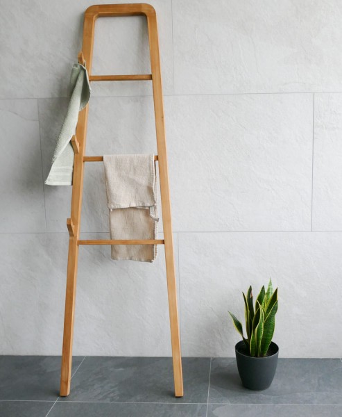 Handtuchleiter aus Holz mit Handtücher und Pflanze