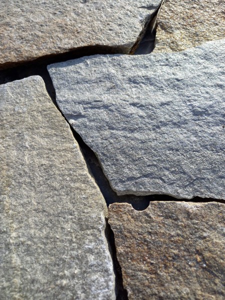Detailaufnahme Naturstein Luserna Gneis Polygonalplatten