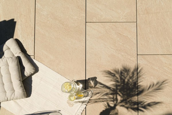 Mediterrane Terrassengestaltung mit Feisnteinzeug pureto® Rio Dorato 50x100 cmcm