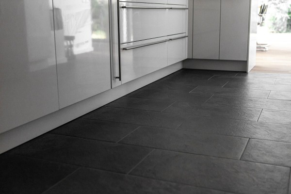 Küchenboden verlegt mit schwarzen Fliesen in Schieferoptik